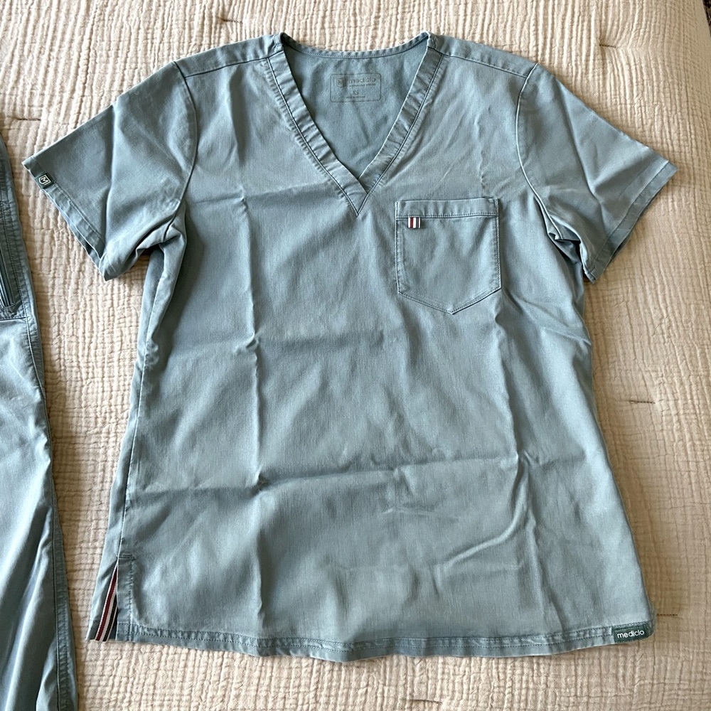 Mediclo | Sal: Essential Scrub Top - Stone Blue / XS